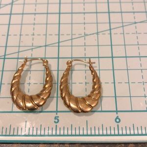 ✨PRICE DROP!! 10kt yellow gold scalloped earrings✨